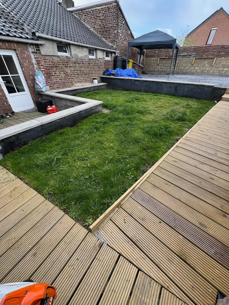 Engazonnement d'une terrasse - Avant