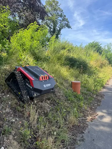 Débroussaillage par robot télécommandé - Avant